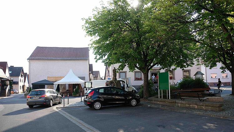 Die Bäume auf dem Marktplatz von Oberthulba dürfen noch bis zum kommenden Frühjahr stehen bleiben. Erst dann beginnen die Bauarbeiten.