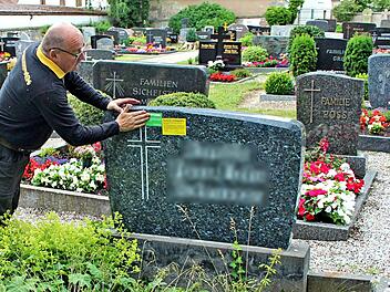 Dieser Stein wurde schon im zweiten Jahr beanstandet — nun muss die Friedhofsverwaltung selbst tätig werden.  Fotos: Karina Brock