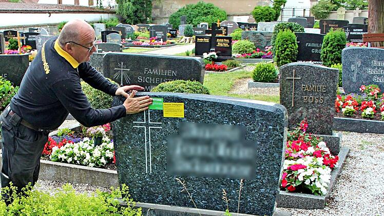 Dieser Stein wurde schon im zweiten Jahr beanstandet — nun muss die Friedhofsverwaltung selbst tätig werden.  Fotos: Karina Brock