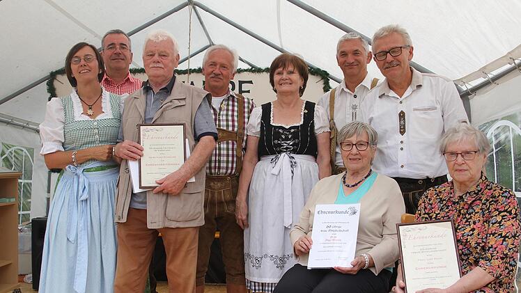 Ehrungen beim Jubiläum: Die Bezirksvorsitzende der Gehörlosen Oberfranken Christine Jandy, der stellvertretende Vorsitzende Gerhard Jandy sowie der Vorsitzende Erich Dietrich (Zweiter von rechts) zeichneten verdiente Mitglieder aus: Kurt Scheller wurde für seine besonderen Verdienste mit dem Goldenen Verdienstorden ausgezeichnet und zum Ehrenvorsitzenden ernannt. Weiterhin zeichneten die Gehörlosen Roland Hübsch und Elke Neumann für ein halbes Jahrhundert Mitgliedschaft aus, Inge Martin für ...