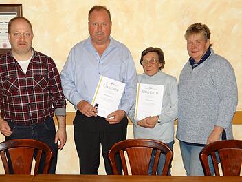 Auf dem Bild von links nach rechts: Jürgen Müller (Vorsitzender) - Jürgen Eichholz (40 Jahre ADAC) - Heidi Vormwald (50 Jahre ADAC) - Gaby Nürnberger (stellv. Vorsitzende) Foto: Wolfgang Speyer