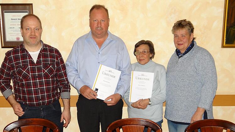 Auf dem Bild von links nach rechts: Jürgen Müller (Vorsitzender) - Jürgen Eichholz (40 Jahre ADAC) - Heidi Vormwald (50 Jahre ADAC) - Gaby Nürnberger (stellv. Vorsitzende) Foto: Wolfgang Speyer