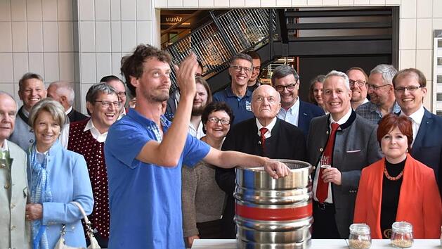 Nicht nur die Jubiläumsgäste sind gespannt: Braumeister Sebastian Hacker wird der erste sein, der den Hefestamm Nr. 159 nach über 50 Jahren einsetzt.  Foto: Uschi Prawitz