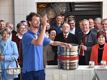Nicht nur die Jubiläumsgäste sind gespannt: Braumeister Sebastian Hacker wird der erste sein, der den Hefestamm Nr. 159 nach über 50 Jahren einsetzt.  Foto: Uschi Prawitz