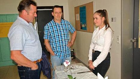 Lilliana Schlechtweg informierte den 2. Bürgermeister der Gemeinde Nüdlingen, Edgar Thomas, über die sehr guten Aussichten auf einen Ausbildungsberuf im Hotel- und Gaststättengewerbe. Sie hatte ein Praktikum als Hotelfachfrau absolviert.