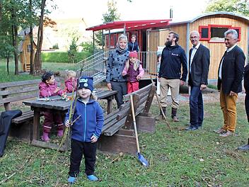 Kinder und Offizielle sind vom neuen Waldkindergarten sehr angetan. Foto: Evi Seeger