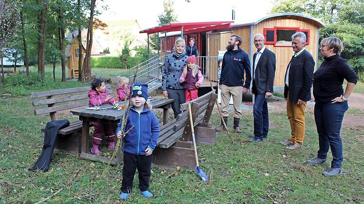 Kinder und Offizielle sind vom neuen Waldkindergarten sehr angetan. Foto: Evi Seeger