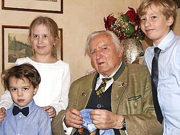 Wie überall, so stehlen die Kleinsten den Großen stets die Schau: Und das machten die Urenkel Felix, Imke und Linus zu Uropas Ehrentag nicht anders. Da war das Schmunzeln in Opa Klaus' Gesicht gleich wieder da.  Foto: Manja von Nida