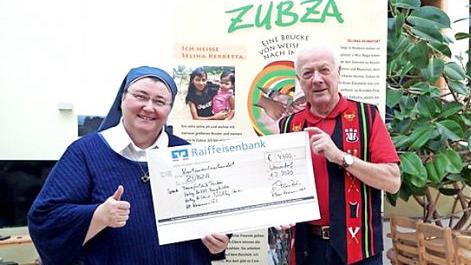 Schwester Teresa übergab den Scheck an Ernst Klimek. Foto: R. Sänger
