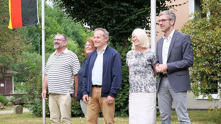 Gemeinsames Begrüßungsfoto (von links) mit dem französischen Partnerschafts-Vorsitzenden Christian Prévot, der Brückenauer Partnerschafts-Vorsitzenden Barbara Glanc, Rémy Orhon, Bürgermeister von Ancenis-Saint-Géréon, Sylvia Awberry, Repräsentanti...