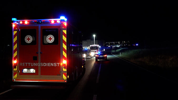 Auto f&auml;hrt auf Kreisverkehr auf und hebt ab: BMW fliegt 75 Meter durch die Luft