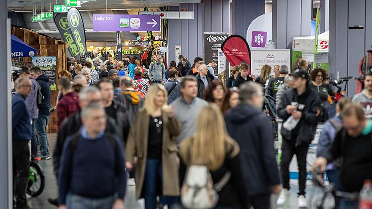 Menschen auf der Freizeit Messe in Nürnberg.