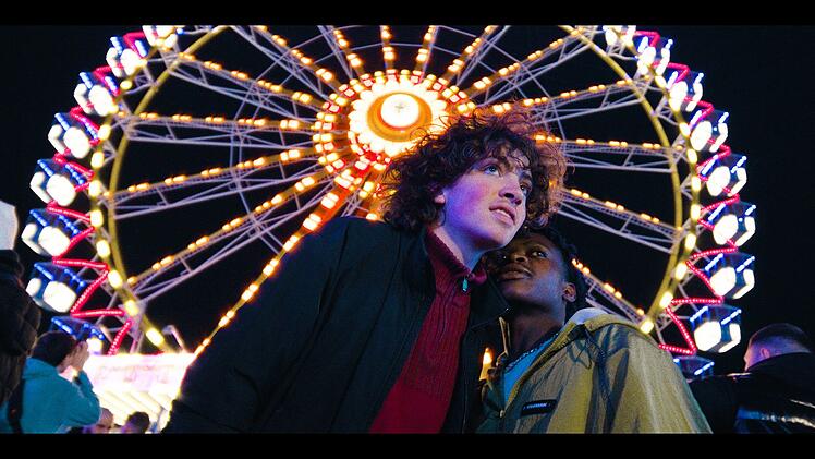 Die finale Episode "I Am The Greatest" erz&auml;hlt vom jugendlichen Lenny (Carlo Schmitt, links), der sich in eine Liebe zu Popstar Mo (Thapelo Mashiane) hineintr&auml;umt.