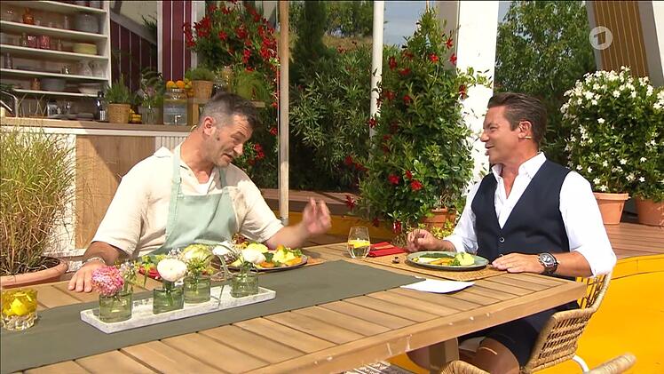 Achim Petry kochte f&uuml;r Stefan Mross einen Kindheitsklassiker: Fischst&auml;bchen mit Kartoffelp&uuml;ree, Spinat und Spiegelei.