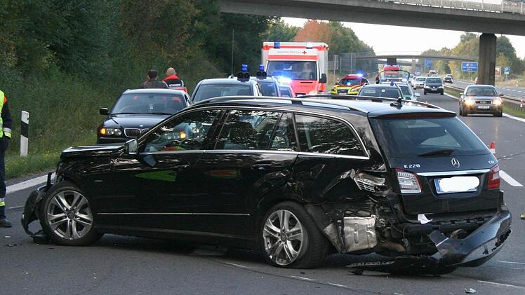 Der Mercedes des Unfallverursachers wurden bei der Karambolage auf der A 73 schwer beschädigt.