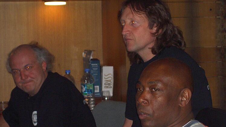 Bachinger (l.) mit Studio-Gründer Horst Hartmann und Johnny Davis. Davis war die Stimme hinter der skandalumwitterten Band Milli Vanilli Foto: privat