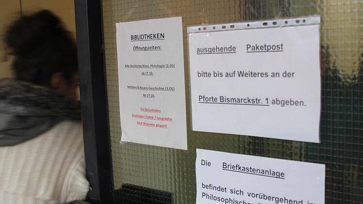 Hinweise für Studenten am Eingang zum Kochstraßengebäude. Foto: Christian Bauriedel