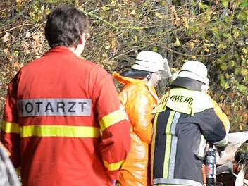 Bei Wind und Wetter sind Notärzte im Einsatz, um Leben zu retten - doch dafür gibt es jetzt weniger Geld: "Es ist eine Halbierung des Gehalts", kritisiert der Notarzt Lothar Beierlein die Neuregelung. Seine Kollegen sind entsprechend sauer.  Foto: Ronald Rinklef