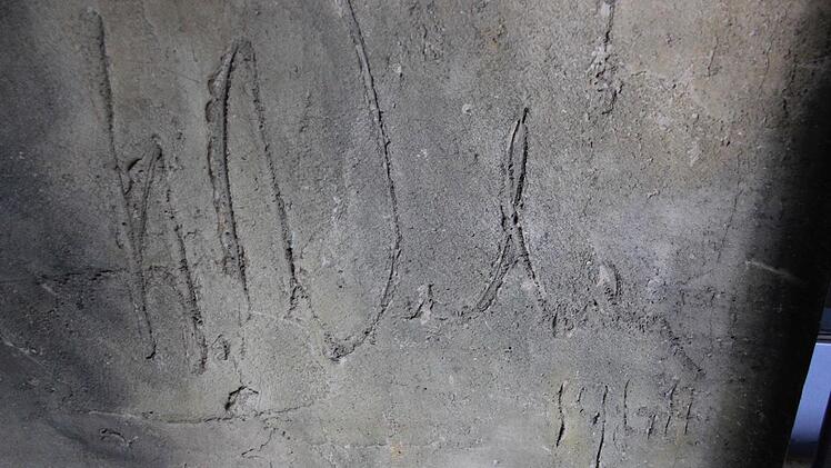 Das Kunstwerk in Pressig ist signiert.  Foto: Friedwald Schedel