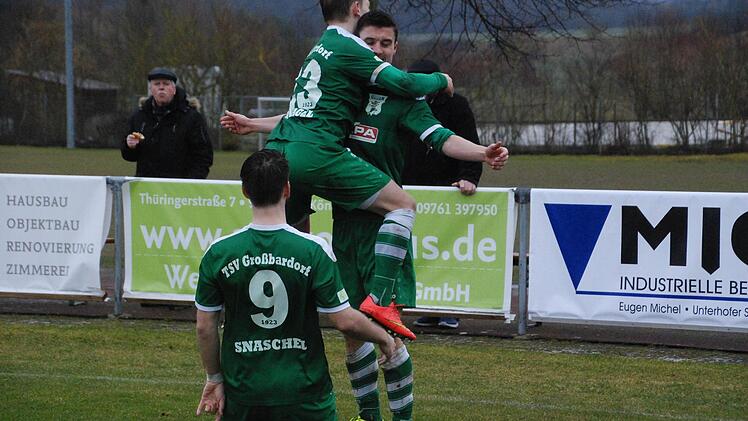 Die Gro&szlig;bardorfer (von links) Simon Snaschel und Daniel Kornagel feiern mit Stefan Piecha das Tor zum 2:0 gegen den VfL Frohnlach.  Foto: G&uuml;nter Madrenas