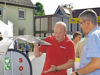 Manuel Vorndran vom Hvo-Team Burkardroth erklärt hier Gemeinderat Michael Frank, wie der neue Defibrillator funktioniert. Foto: Kathrin Kupka-Hahn