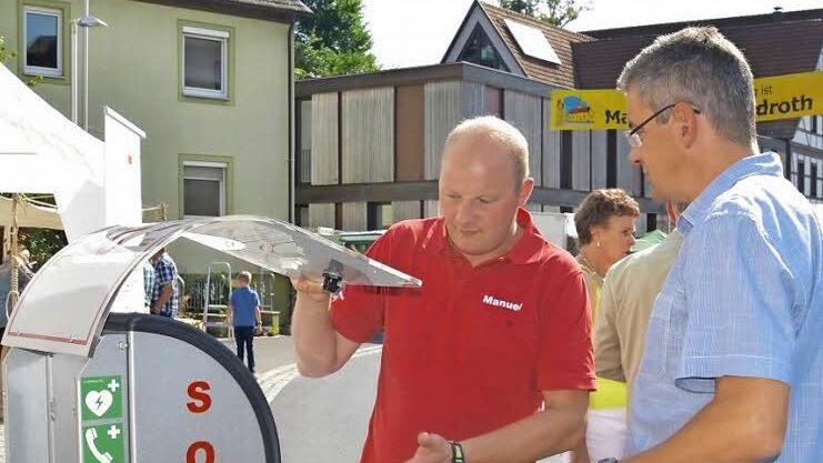 Manuel Vorndran vom Hvo-Team Burkardroth erklärt hier Gemeinderat Michael Frank, wie der neue Defibrillator funktioniert. Foto: Kathrin Kupka-Hahn