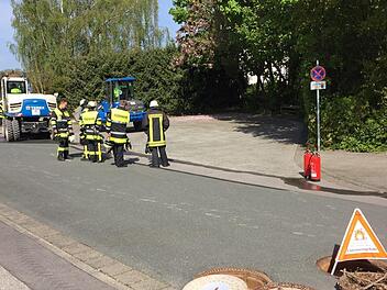 Vorsichtshalber wurde wegen des Gaslecks in der Künßbergstraße an Kanaldeckeln mit dem Schild "Explosionsgefahr" gewarnt, bis die Feuerwehr die Kanäle mit Frischluft gespült hatte. Fotos: SWN und Michael Stelzner