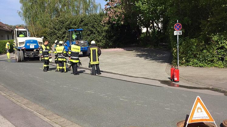 Vorsichtshalber wurde wegen des Gaslecks in der Künßbergstraße an Kanaldeckeln mit dem Schild "Explosionsgefahr" gewarnt, bis die Feuerwehr die Kanäle mit Frischluft gespült hatte. Fotos: SWN und Michael Stelzner