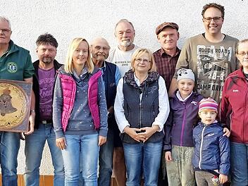 Die erfolgreichsten Teilnehmer am Vorderladerwettbewerb der Zeulner Schützen neben (von links) Schützenmeister Ulrich Haderlein, Zweitem Schützenmeister Michael Pfadenhauer und (rechts) Bürgermeister Gregor Friedlein-Zech sowie den Schießleitern Hans-Georg Rebhan und Petra Haderlein Foto: Christine Przybyla