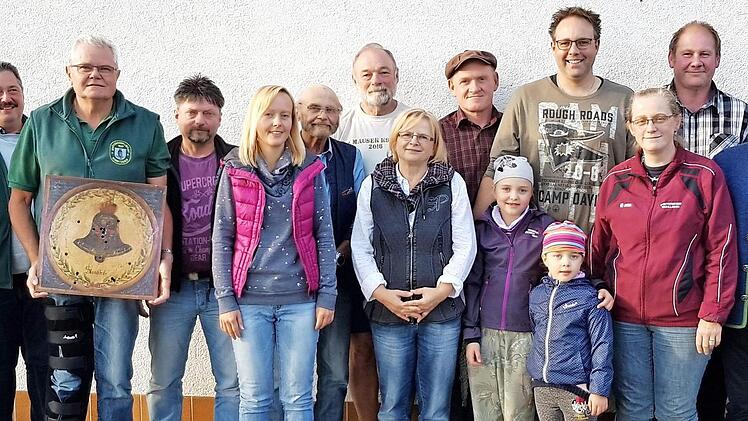 Die erfolgreichsten Teilnehmer am Vorderladerwettbewerb der Zeulner Schützen neben (von links) Schützenmeister Ulrich Haderlein, Zweitem Schützenmeister Michael Pfadenhauer und (rechts) Bürgermeister Gregor Friedlein-Zech sowie den Schießleitern Hans-Georg Rebhan und Petra Haderlein Foto: Christine Przybyla