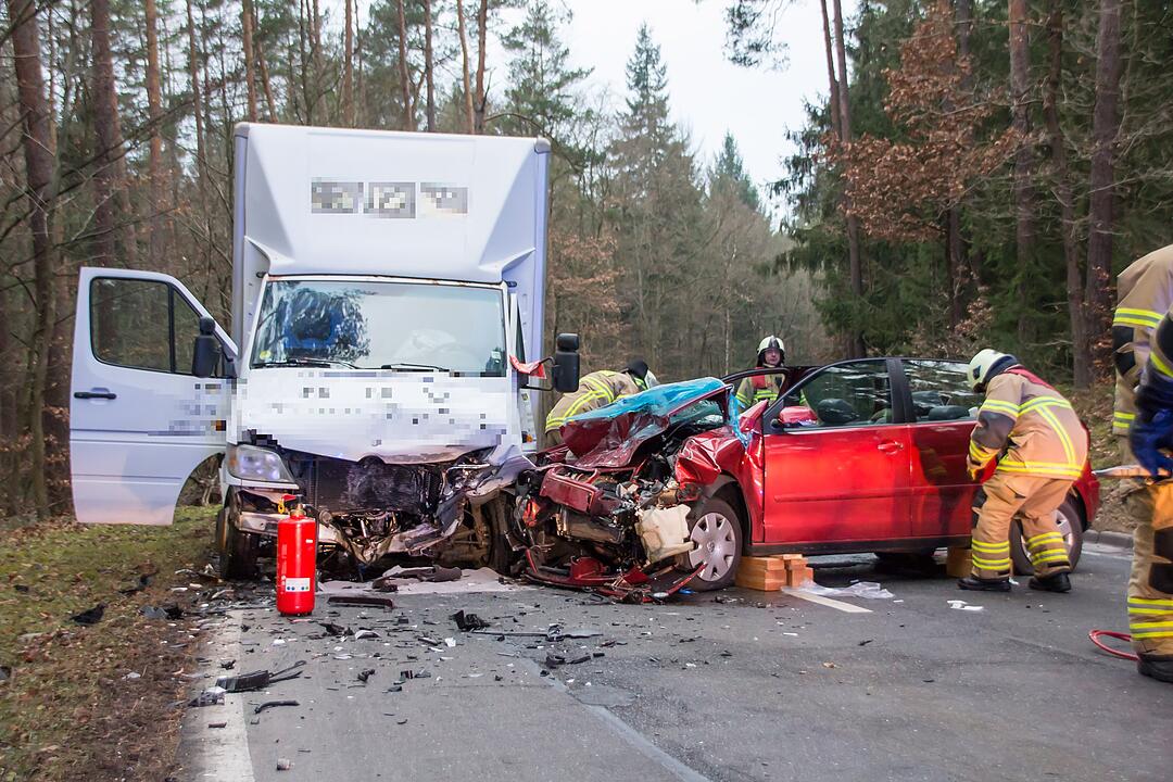 Fürth: Schwerer Unfall - Feuerwehr muss Frau befreien