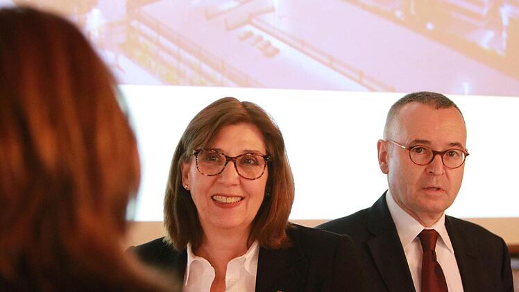 Unternehmerin Tina Maria Vlantoussi-Kaeser (Mitte) mit HUK-Pressesprecher Thomas von Mallinckrodt. Foto: Jochen Berger
