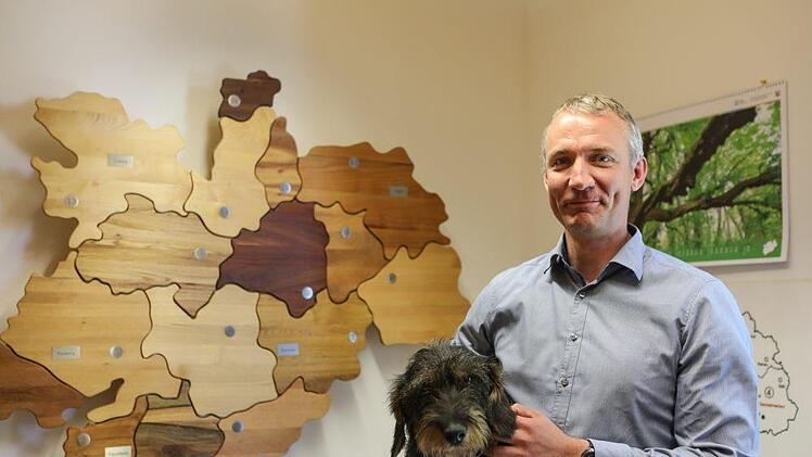 Nat&uuml;rlich aus Holz: Der neue Gesch&auml;ftsf&uuml;hrer der FVO J&ouml;rg Ermert und Dackel J&uuml;nni vor der besonderen Oberfrankenkarte in Ermerts neuem B&uuml;ro. Barbara Herbst