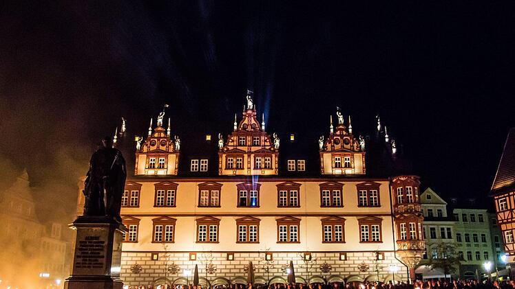 Coburger im Zeichen des 150. CC-Pfingstkongresses: Fackelzug und nächtliche Feierstunde auf dem Marktplatz.Foto: Jochen Berger