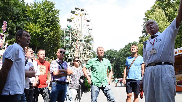 Im Hintergrund das berühmte Annafest-Riesenrad.