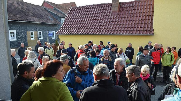 Schirmherr und die Vertreter von Kommunen sowie der Initiative Rodachtal waren hoch erfreut über die gute Resonanz. Foto: Gabi Bertram