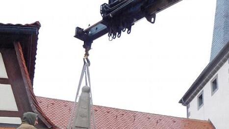 Mit einem Kran wurde der neue Obelisk angebracht.