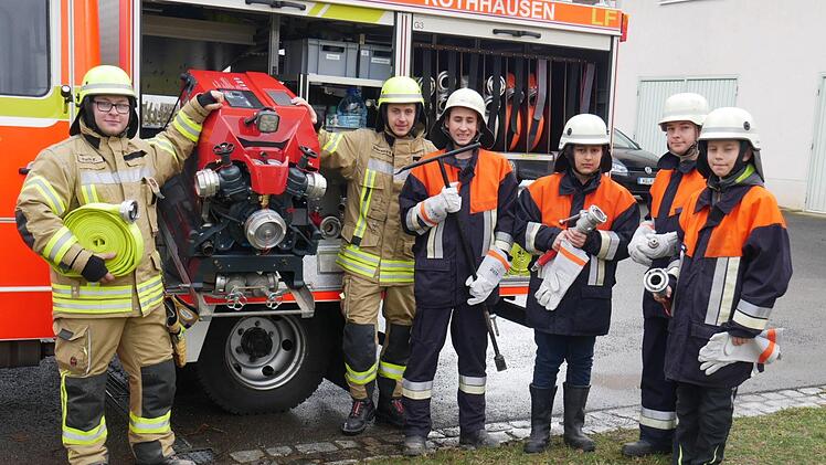 An der Pumpe des Feuerwehrfahrzeugs (von links):  Feuerwehrmann Felix Fuchs, Jugendwart Yannick Grünewald, Leonard Terwart, Giovanni Andeiuolo, Felix Hasenkopf und Jonas Mohr. Foto: Daniel Wiener