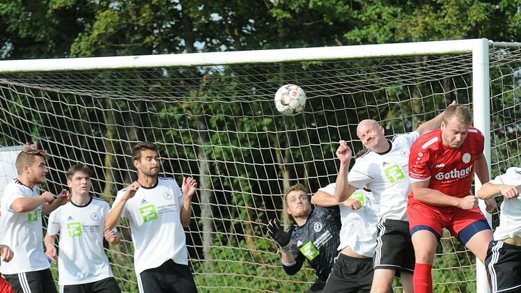 Turbulente Szene vor dem von Franz-Xaver Rosshirt geh&uuml;teten Steinacher Tor, wo nur ein Rannunger viele G&auml;steakteure besch&auml;ftigt. Foto: ssp