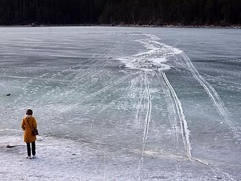 Mehrere Menschen auf zugefrorenem Eibsee eingebrochen
