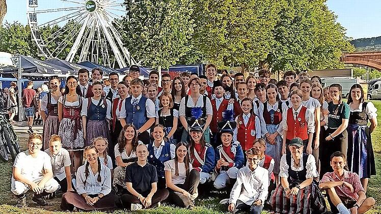 Gesamtbild der Musikerinnen und Musiker, die an der Unterfränkischen Bläserwoche teilnahmen.
