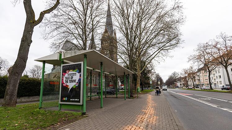 Mann verletzt mit Auto in Gie&szlig;en mehrere Menschen