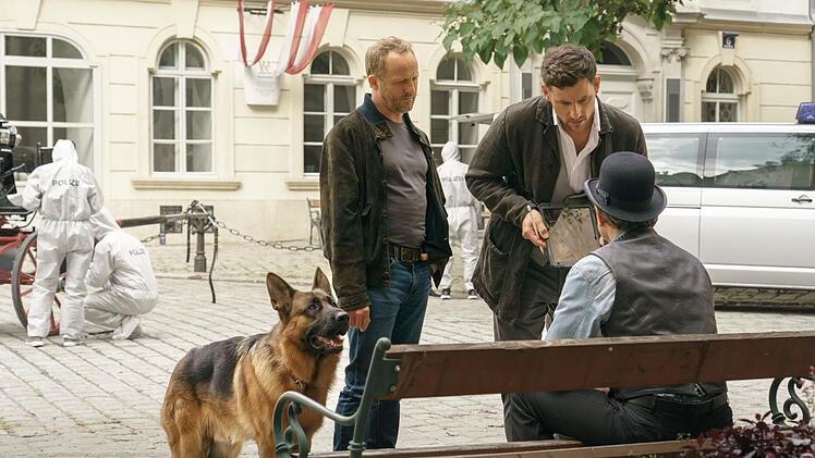 Befragungen vor historischer Kulisse: Rex, Max Steiner (Maximilian Br&uuml;ckner, links) und Felix Burger (Ferdinand Seebacher, zweiter von links) befragen einen Fiaker-Fahrer.