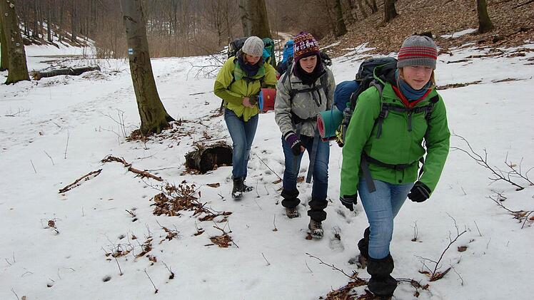 Anne, Sandra und Regina (von links) auf der verschneiten Strecke.