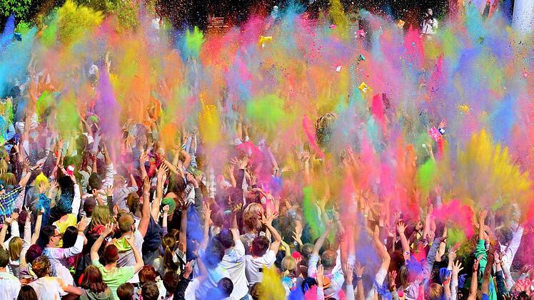 Die Besucher bewerfen sich auf dem Holi-Festival mit bunten Farbpulver aus Maismehl. Foto: Jens Schwinn/Archiv