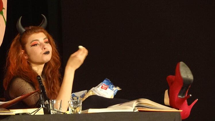 Die höllischen Ankläger wollen die Seele Busch mit allen Mitteln für die Hölle gewinnen.