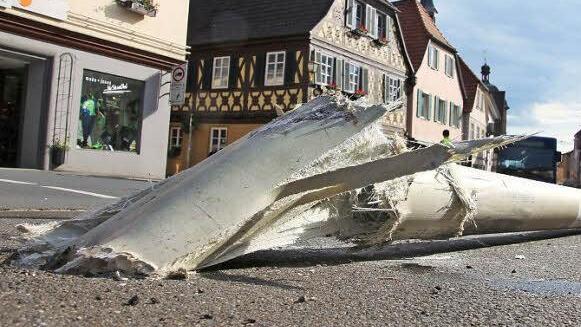 Der umgefahrene Ampelmast war erst zu erkennen, nachdem ein Abschleppfahrzeug den VW Polo heruntergezogen hatte.