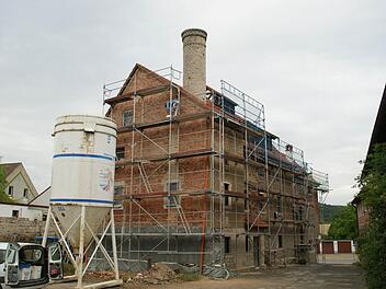 Von der Hofseite wird die ganze Größenordnung des Gebäudes sichtbar - der alte Kamin der Mälzerei hat zwar keine Funktion mehr, bildet aber außen wie innen markante Gebäudedetails. Foto: Sabine Weinbeer