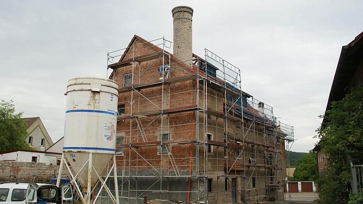Von der Hofseite wird die ganze Größenordnung des Gebäudes sichtbar - der alte Kamin der Mälzerei hat zwar keine Funktion mehr, bildet aber außen wie innen markante Gebäudedetails. Foto: Sabine Weinbeer