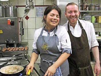 Stefan Beiter, Küchenchef in der "Goldenen Traube", nimmt Abschied und zunächst eine Auszeit. Noch im November bestritt er mit vier Kolleginnen (hier Maria Groß aus Erfurt) das "Gipfeltreffen der Sterneköche" in der "Traube". Foto: Simone Bastian/CT-Archiv